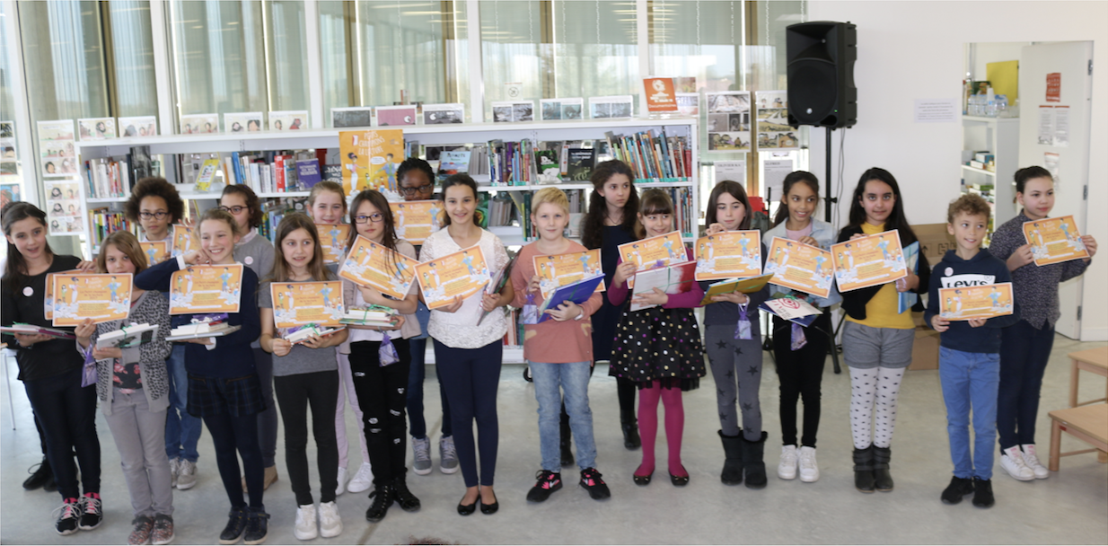 Finale départementale des Petits Champions de la Lecture Pour la 3ème année consécutive, notre salon a accueilli la finale départementale, avec toujours autant de plaisir !
Cette année, du fait de la présence de 23 élèves de CM2, en provenance de tout le département, ce sont 2 gagnantes qui ont été applaudies, lors de la proclamation des résultats.
