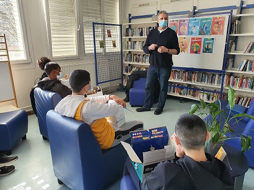 Au collègeJean Moulin de La Norville, la classe relais de Mme Larnicol a reçu Eric Simard, mardi 8 mars 2022.